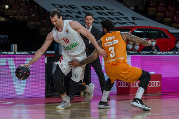 凭借19场 凭借19场